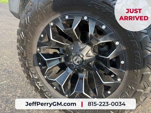 Used 2017 Jeep Wrangler Unlimited Sahara AWD/4WD image 11