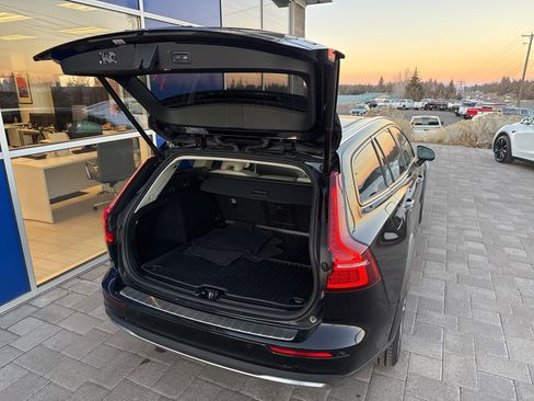 Used 2023 Volvo V60 B5 Cross Country Plus w/ Climate Package image 18