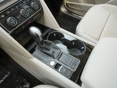 Used 2022 Volkswagen Atlas SE w/ Panoramic Sunroof Package FWD image 12