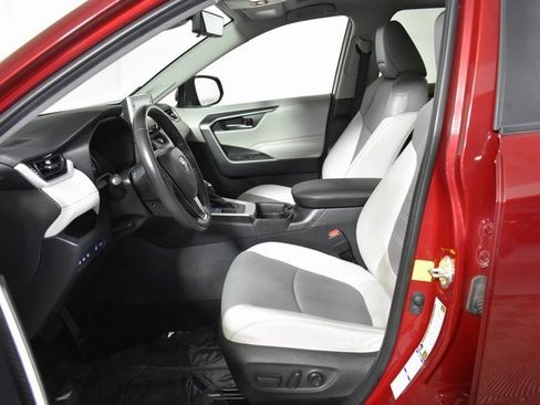 Used 2019 Toyota RAV4 XLE Premium image 9