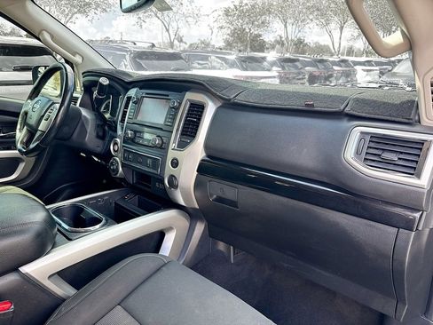 Used 2019 Nissan Titan SV w/ SV Convenience Package image 30