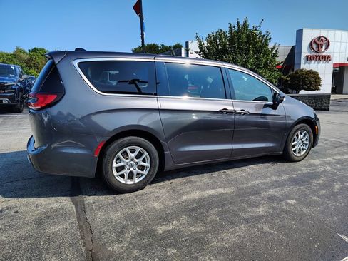 Used 2023 Chrysler Pacifica Touring-L FWD image 4