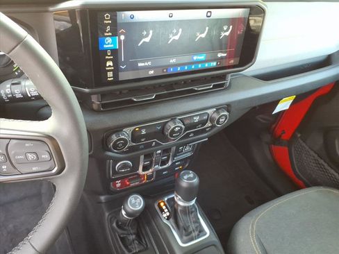 Used 2025 Jeep Wrangler Willys image 35