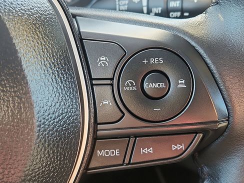 Used 2025 Toyota Corolla Cross LE image 22