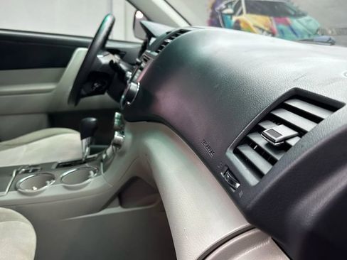 Used 2013 Toyota Highlander SE image 30