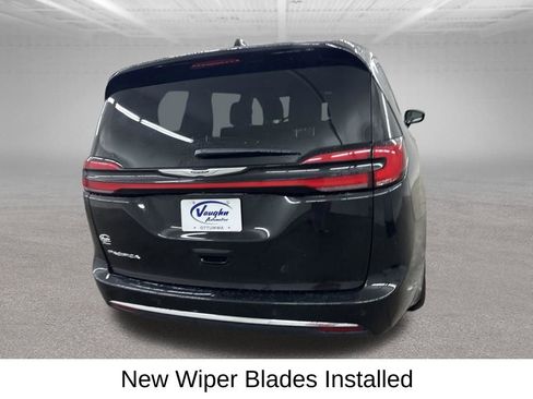 Used 2025 Chrysler Pacifica Select FWD image 12