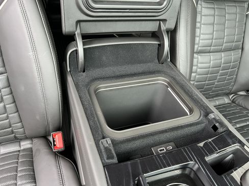 Used 2024 Cadillac Escalade V w/ LPO, ONYX Package image 28