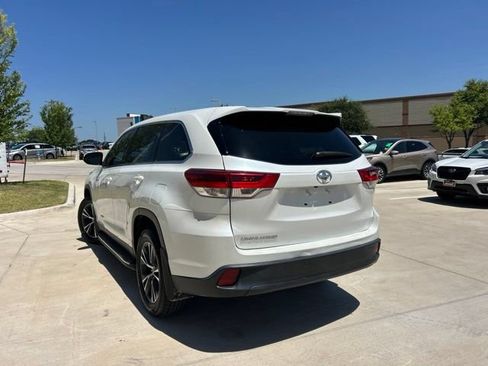 Used 2019 Toyota Highlander LE FWD image 4