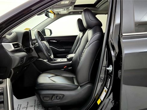 Used 2024 Toyota Highlander XLE image 26