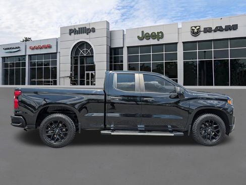 Used 2022 Chevrolet Silverado 1500 Custom RWD image 2