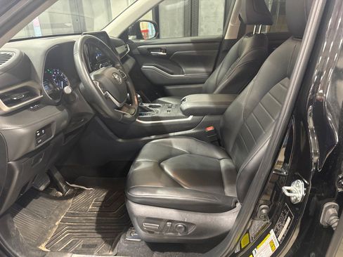 Certified 2024 Toyota Highlander XLE image 40