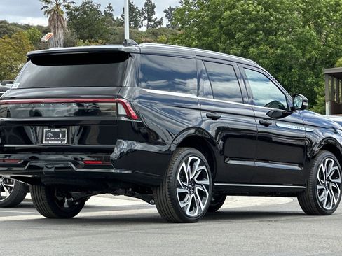 New 2026 Lincoln Navigator Reserve AWD/4WD image 3