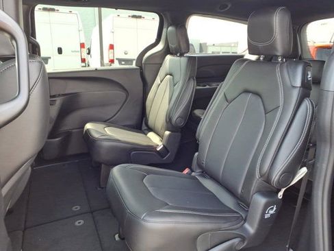 New 2026 Chrysler Pacifica Select image 18