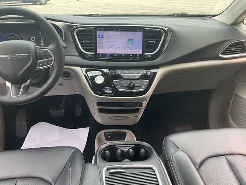 Used 2024 Chrysler Pacifica Touring-L FWD image 12