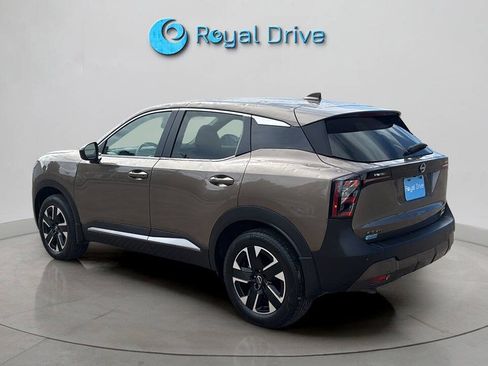 Used 2025 Nissan Kicks SV AWD/4WD image 4