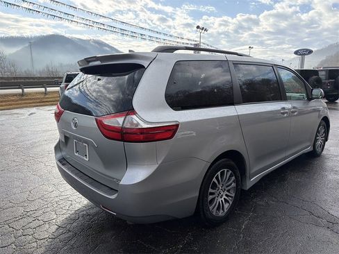 Used 2019 Toyota Sienna XLE image 3