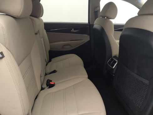 Used 2018 Kia Sorento FWD image 19