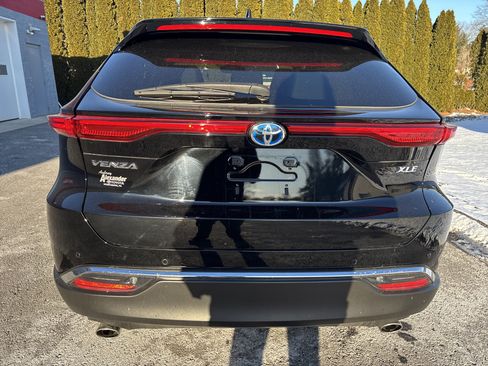 Used 2024 Toyota Venza XLE image 4