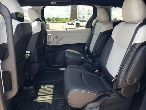 Used 2026 Toyota Sienna XSE FWD image 11
