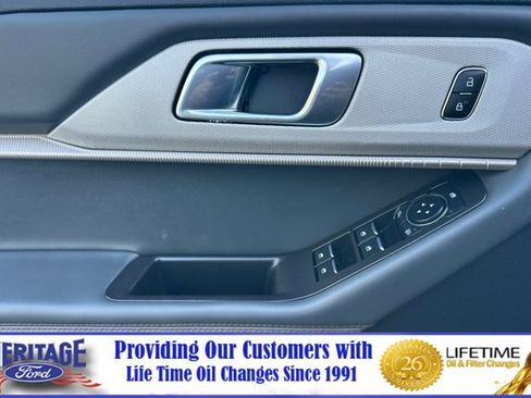 Used 2025 Ford Explorer Active AWD/4WD image 11