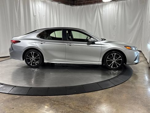 Used 2018 Toyota Camry SE FWD image 11