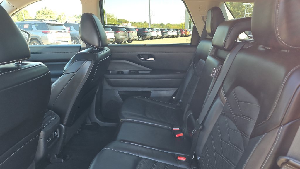 Certified 2025 Nissan Pathfinder Platinum w/ Black Appearance Package AWD/4WD image 6