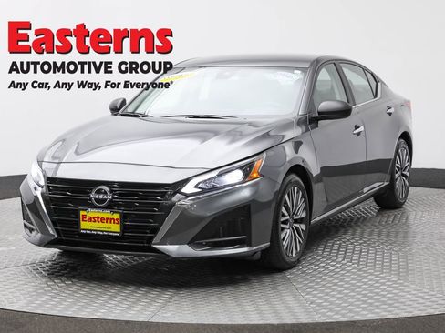 Used 2024 Nissan Altima 2.5 SV image 1