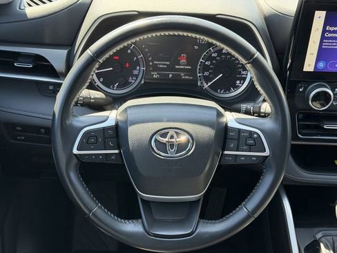 Used 2023 Toyota Highlander XLE image 11