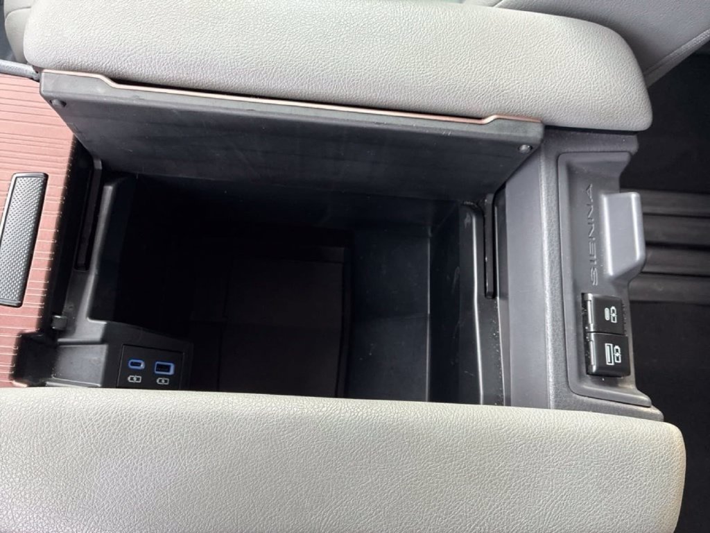 Used 2024 Toyota Sienna XLE FWD image 32