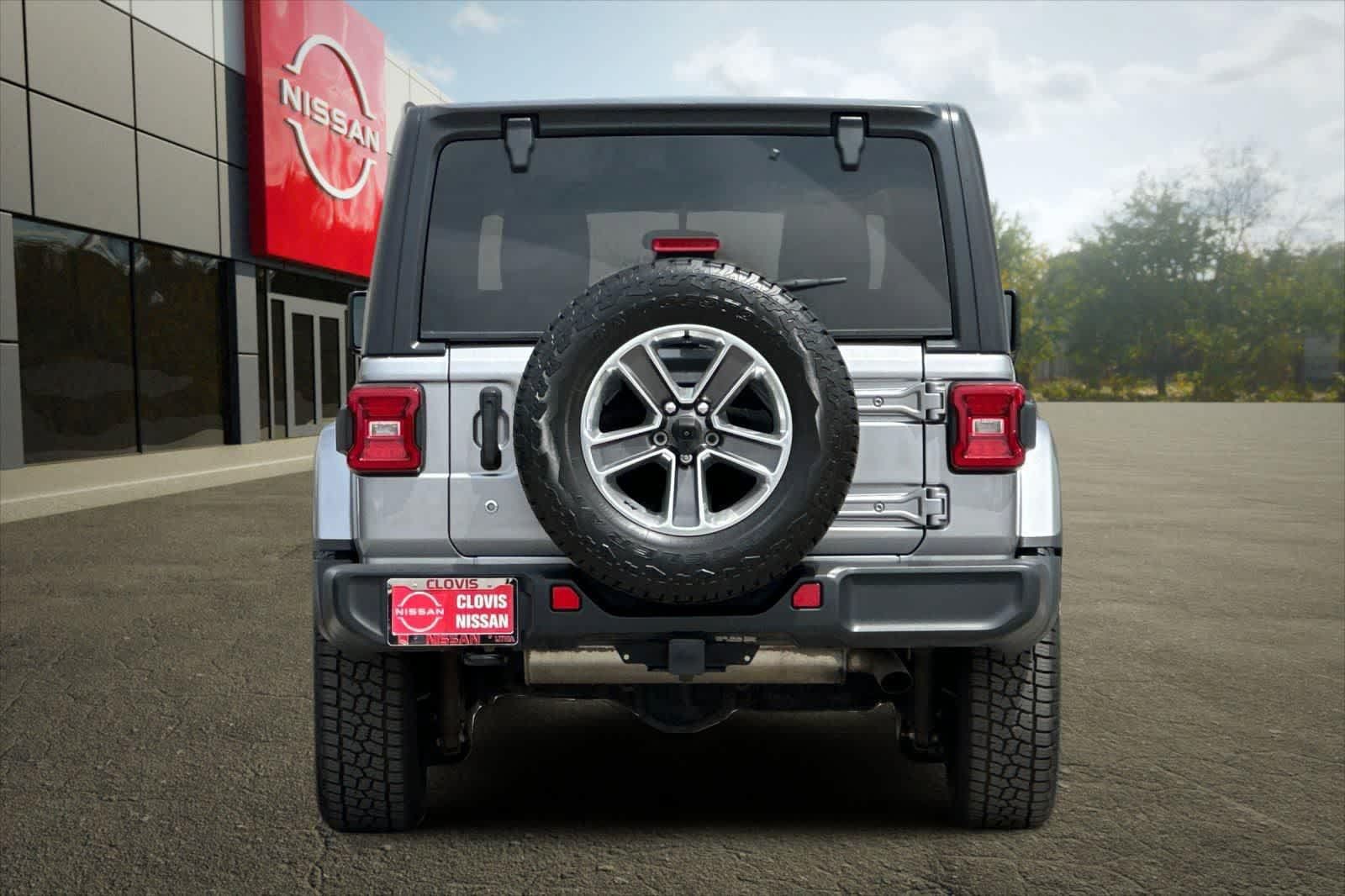 Used 2018 Jeep Wrangler Unlimited Sahara AWD/4WD image 7
