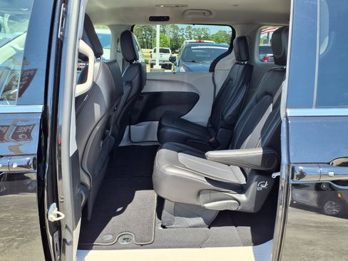 Used 2024 Chrysler Pacifica Touring-L FWD image 9