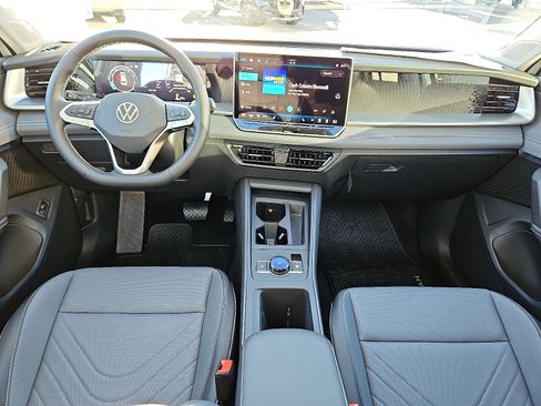 New 2026 Volkswagen Tiguan SE FWD image 9