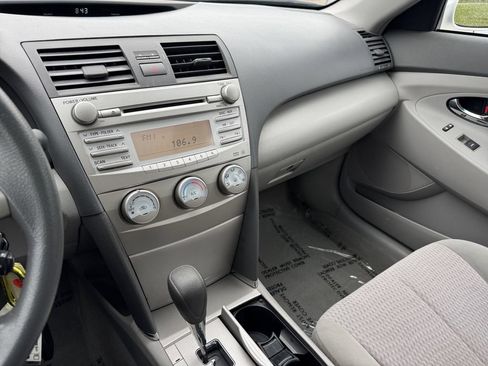 Used 2010 Toyota Camry LE FWD image 30
