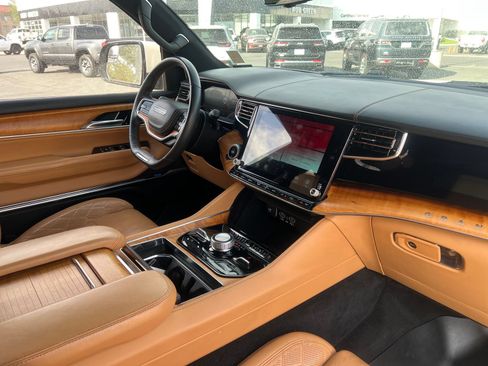 Used 2022 Jeep Grand Wagoneer Series III AWD/4WD image 36