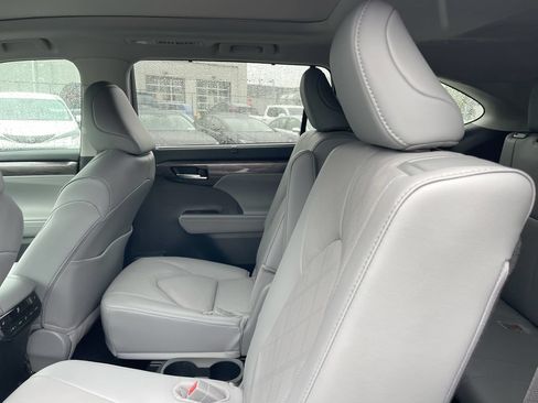 Used 2026 Toyota Highlander Platinum AWD/4WD image 9