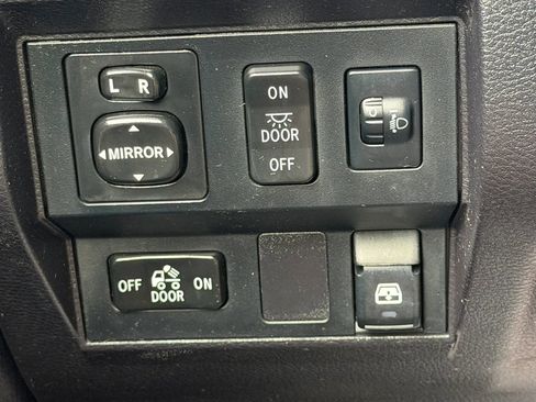 Used 2014 Toyota Tundra SR5 w/ SR5 Upgrade Package AWD/4WD image 28