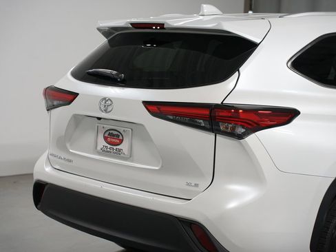 Used 2023 Toyota Highlander XLE image 9