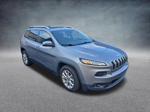 Used 2017 Jeep Cherokee Latitude FWD image 9