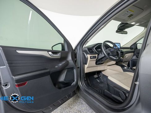Used 2021 Ford Escape SE FWD image 9