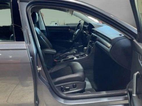 Used 2022 Volkswagen Passat 2.0T image 11