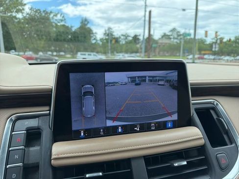 Used 2021 Chevrolet Suburban Premier w/ Premium Package RWD image 18