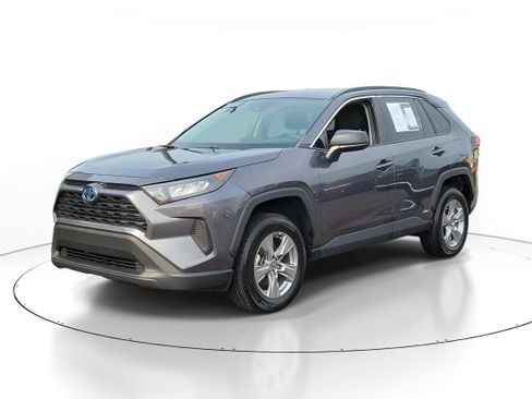 Used 2022 Toyota RAV4 LE AWD/4WD image 2