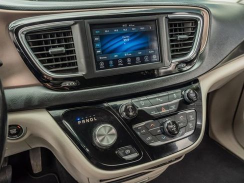 Used 2019 Chrysler Pacifica Touring-L image 26