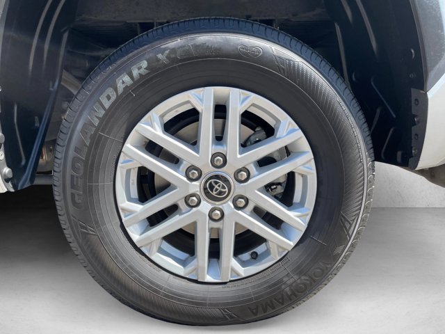 Used 2022 Toyota Tundra SR5 w/ SR5 Convenience Package AWD/4WD image 22