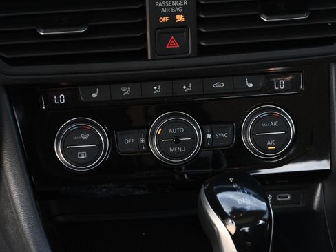 Used 2023 Volkswagen Jetta SE w/ Panoramic Sunroof Package image 18