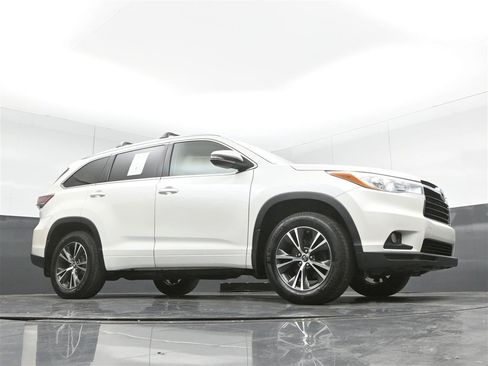 Used 2016 Toyota Highlander XLE AWD/4WD image 31
