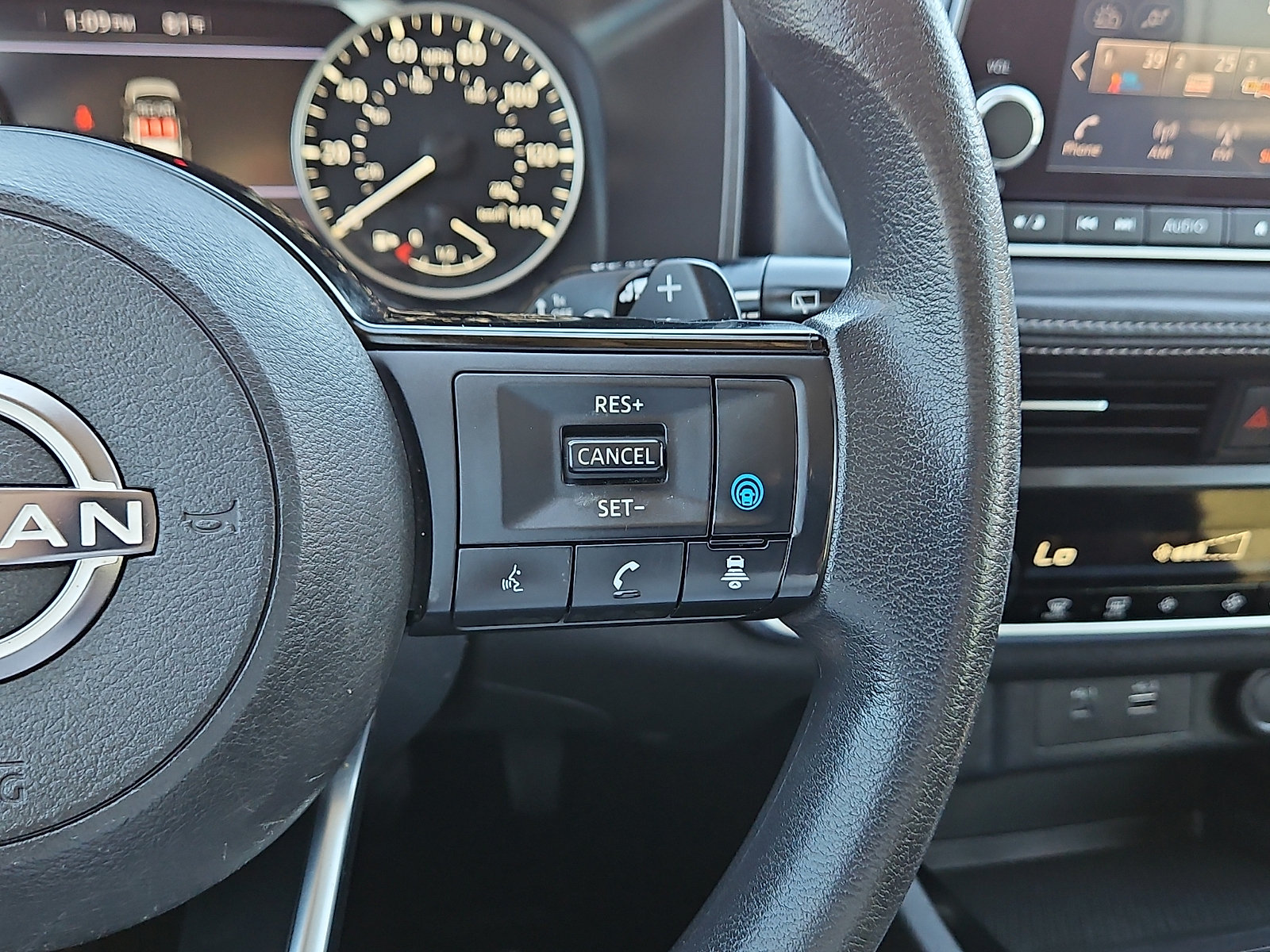 Used 2023 Nissan Rogue SV FWD image 17