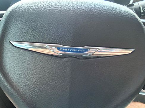 Used 2017 Chrysler Pacifica Touring-L FWD image 19