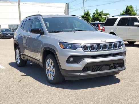 Used 2023 Jeep Compass Latitude AWD/4WD image 4