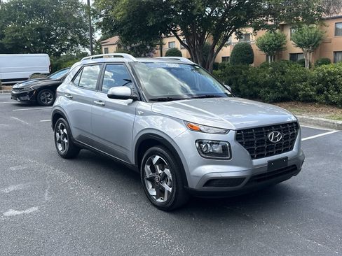Used 2025 Hyundai Venue SEL FWD image 2